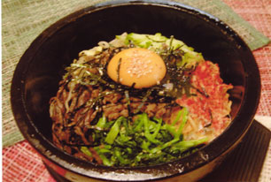 石焼きビビンパは5種類の野菜で栄養満点です