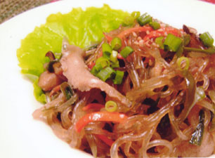 チャプチェは沢山の野菜を使ったヘルシー料理です