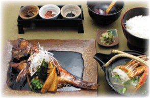 伊豆の名物、金目丸ごと煮付けの「金目鯛の煮付け膳」